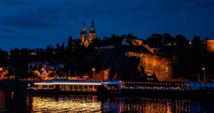 Praga nocturna: paseo en barco de 3 h con cena